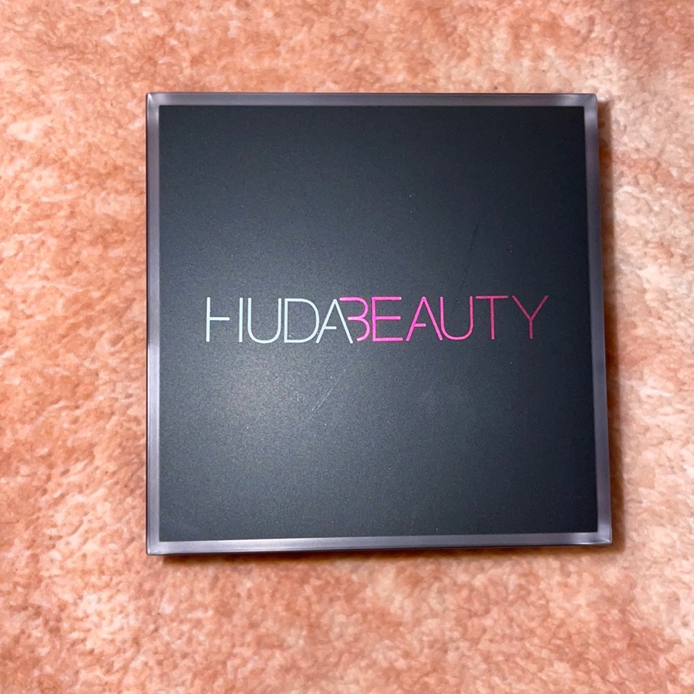 HUDA beauty setting powder !!